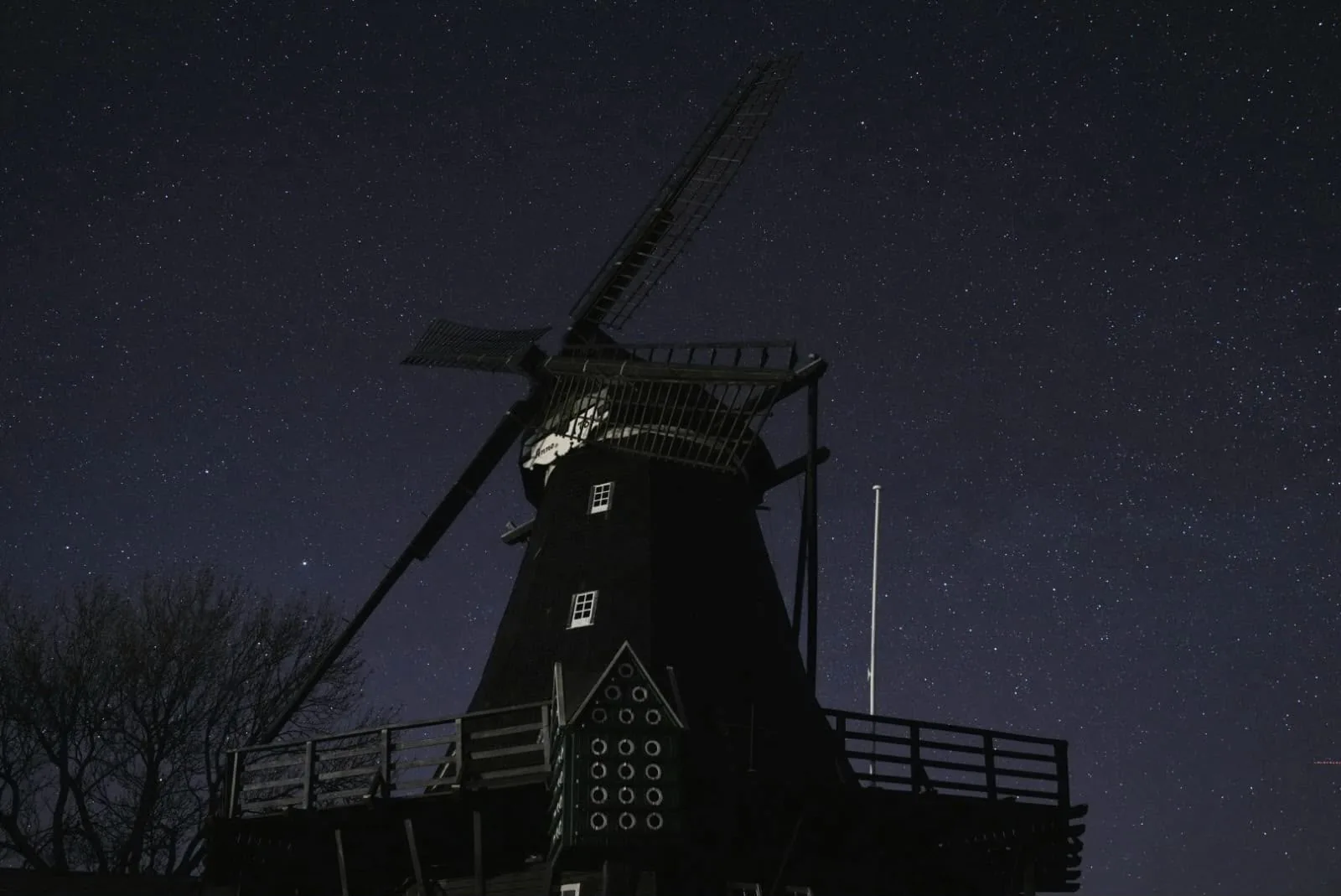 Historische Windmühle bei Nacht unter dem Sternenhimmel